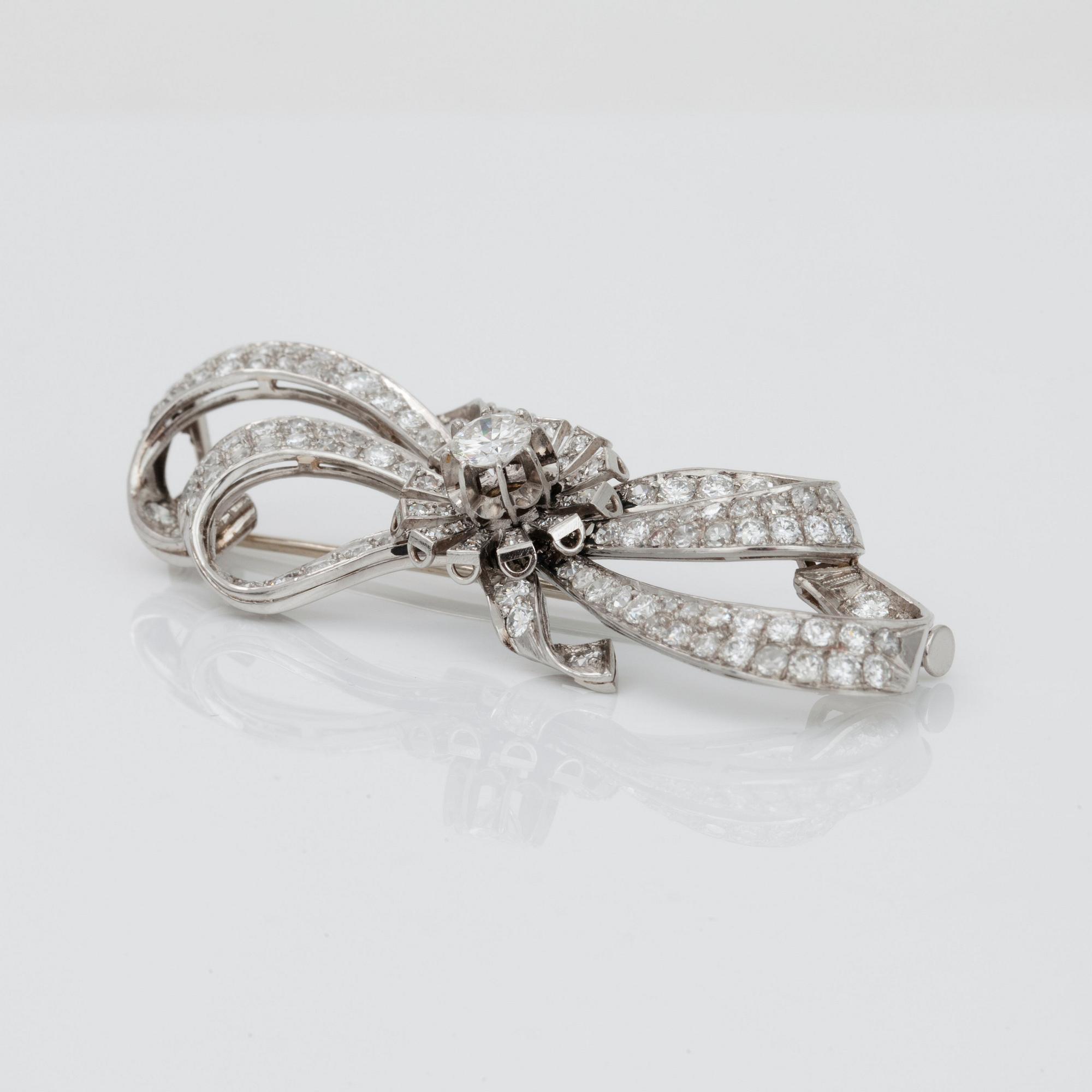 BROSCH, 18K vitguld och diamanter, mittsten ca 0.37 ct.