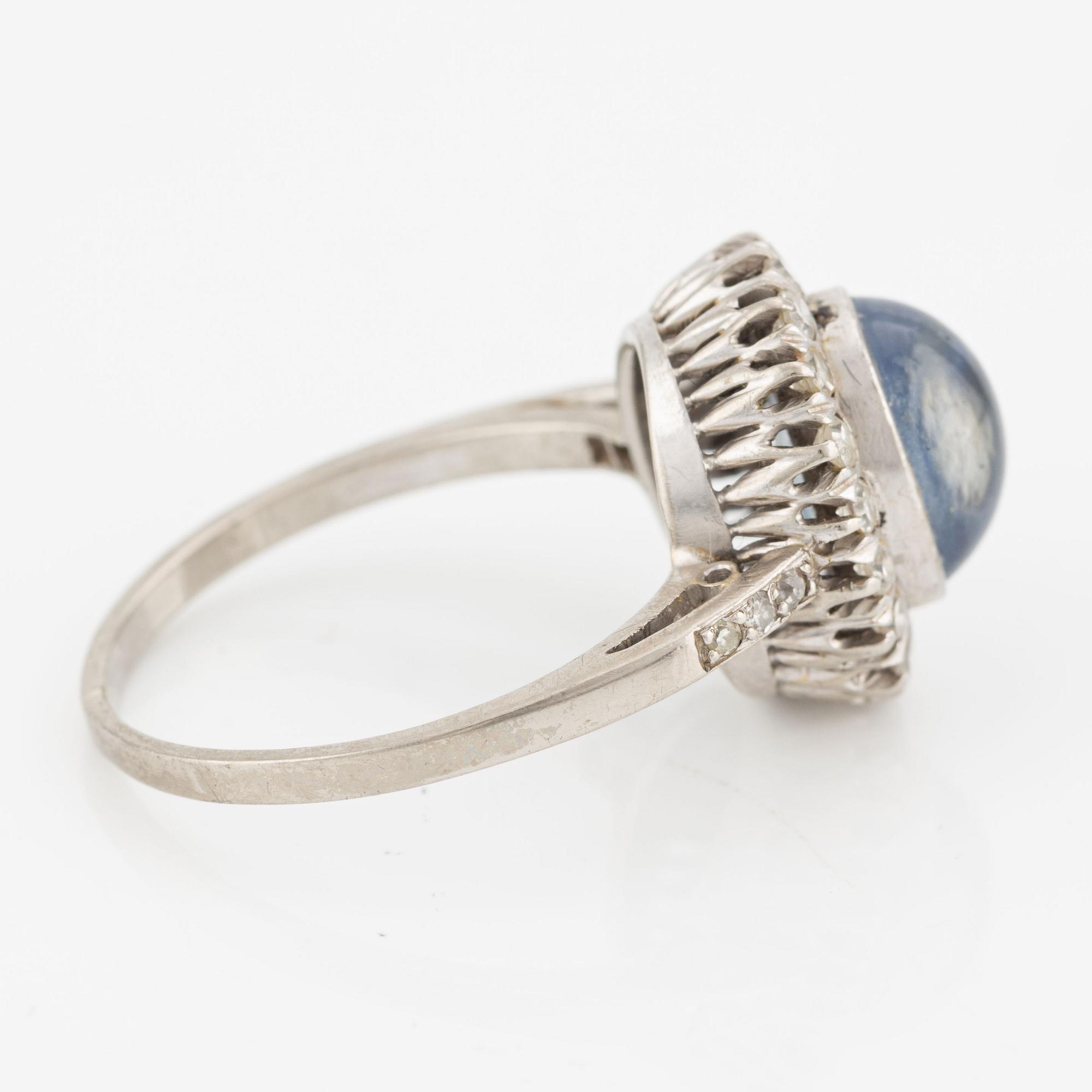 Ring, 18K vitguld med cabochonslipad safir och åttkantslipade diamanter.