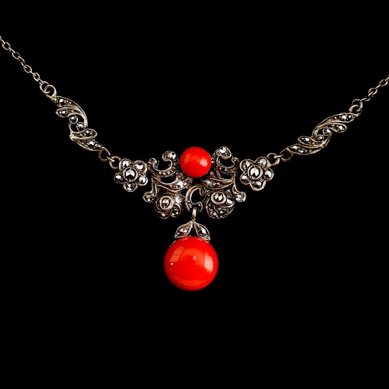 COLLIER OCH ARMBAND, silver, korall, 1900-tal.
