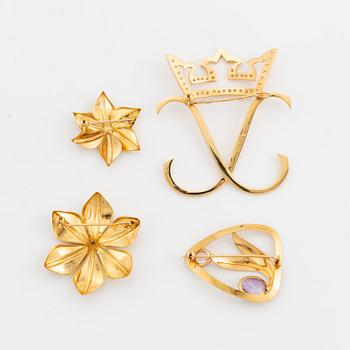 Four 18K gold brooches.