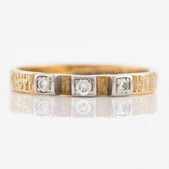 Ring in 18K gold with round brilliant-cut diamonds, for Lapponia.