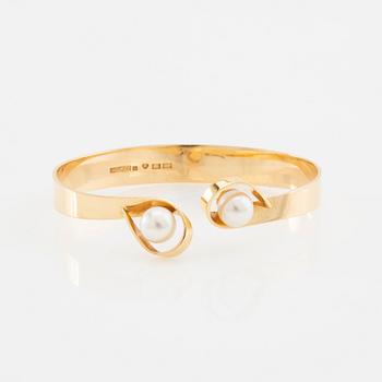 Bracelet 18K gold with cultured pearls.