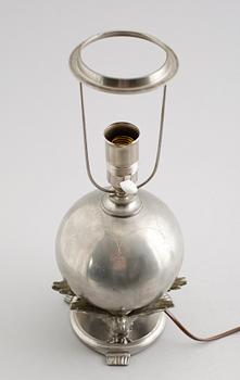 BORDSLAMPA, tenn, 1900-talets första hälft.