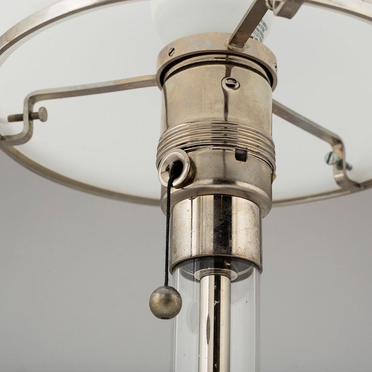 WILHELM WAGENFELD, WILHELM WAGENFELDT, bordslampa "WG24", designad för Bauhaus. Tecnolumen, Västtyskland.