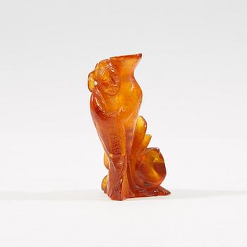 An amber sculpture of a lady with a vase, Qing dynasty (1644-1912).