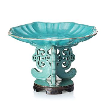 1089. A turquoise glazed dish with stand, Qing dynasty, 19th century.