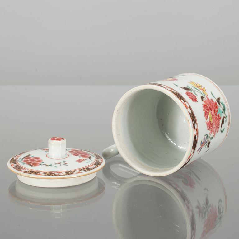 KRÄMKOPP OCH TALLRIK, porslin, Kina, famille rose, Qianlong 1736-1795.