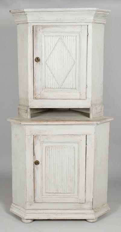 HÖRNSKÅP, allmoge, 1800-tal.