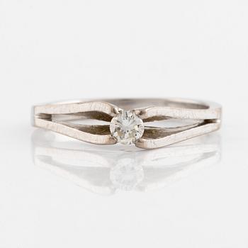 Ring, 18K vitguld med briljantslipad diamant.