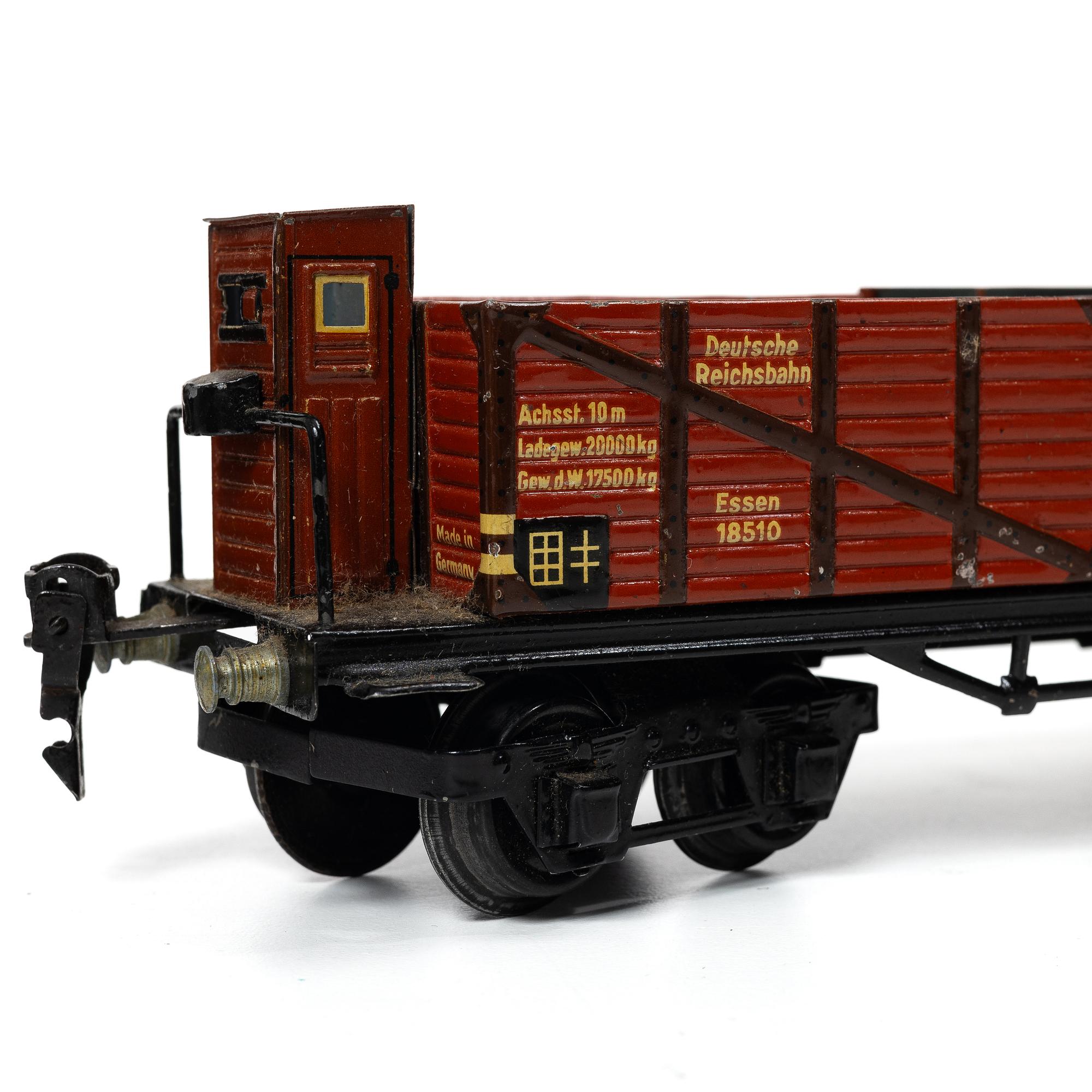 Märklin, 18 carriages and accessories, Germany, 1930s. 0 gauge.