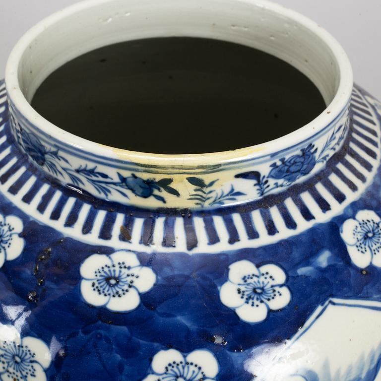 A large blue and white vase with cover, Qing dynasty, late 19th century.