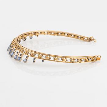 A tiara/necklace combination in 18K gold with sapphires and round brilliant-cut diamonds.