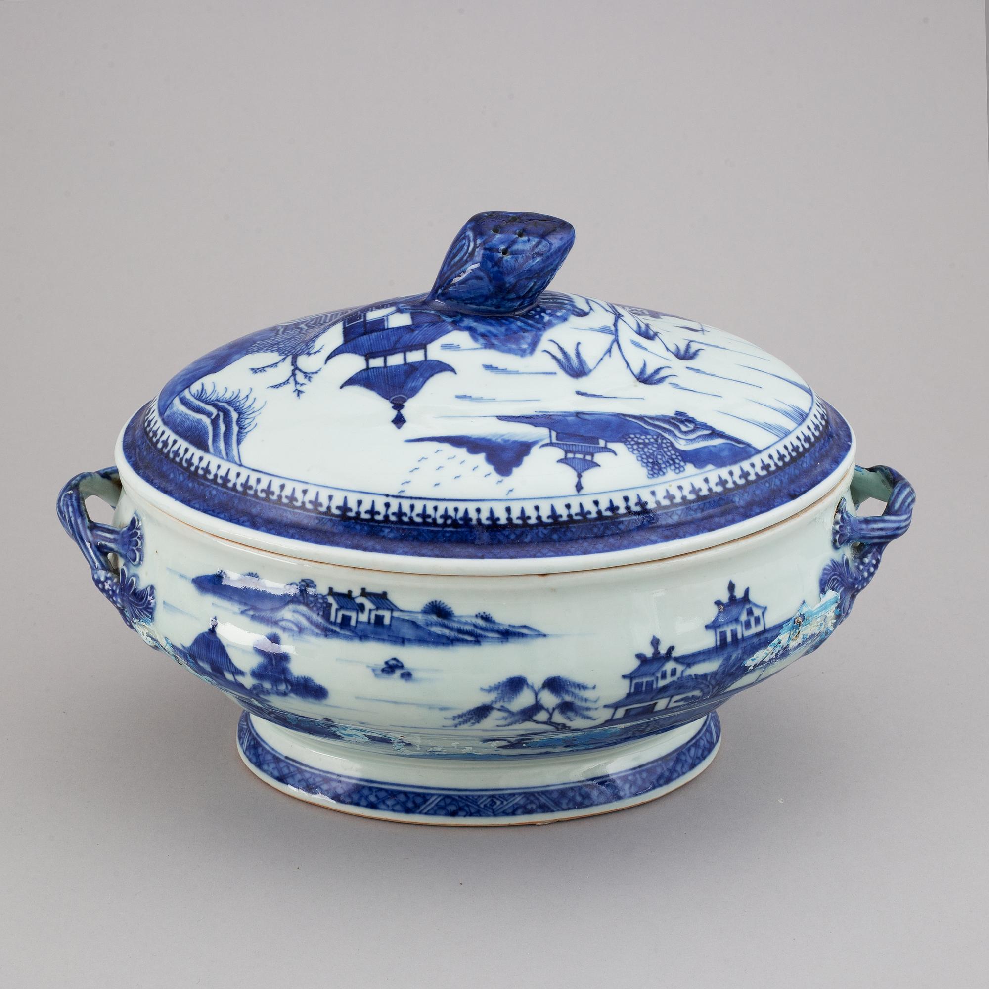 Terrin med lock, kompaniporslin. Qingdynastin, Qianlong (1736-95).