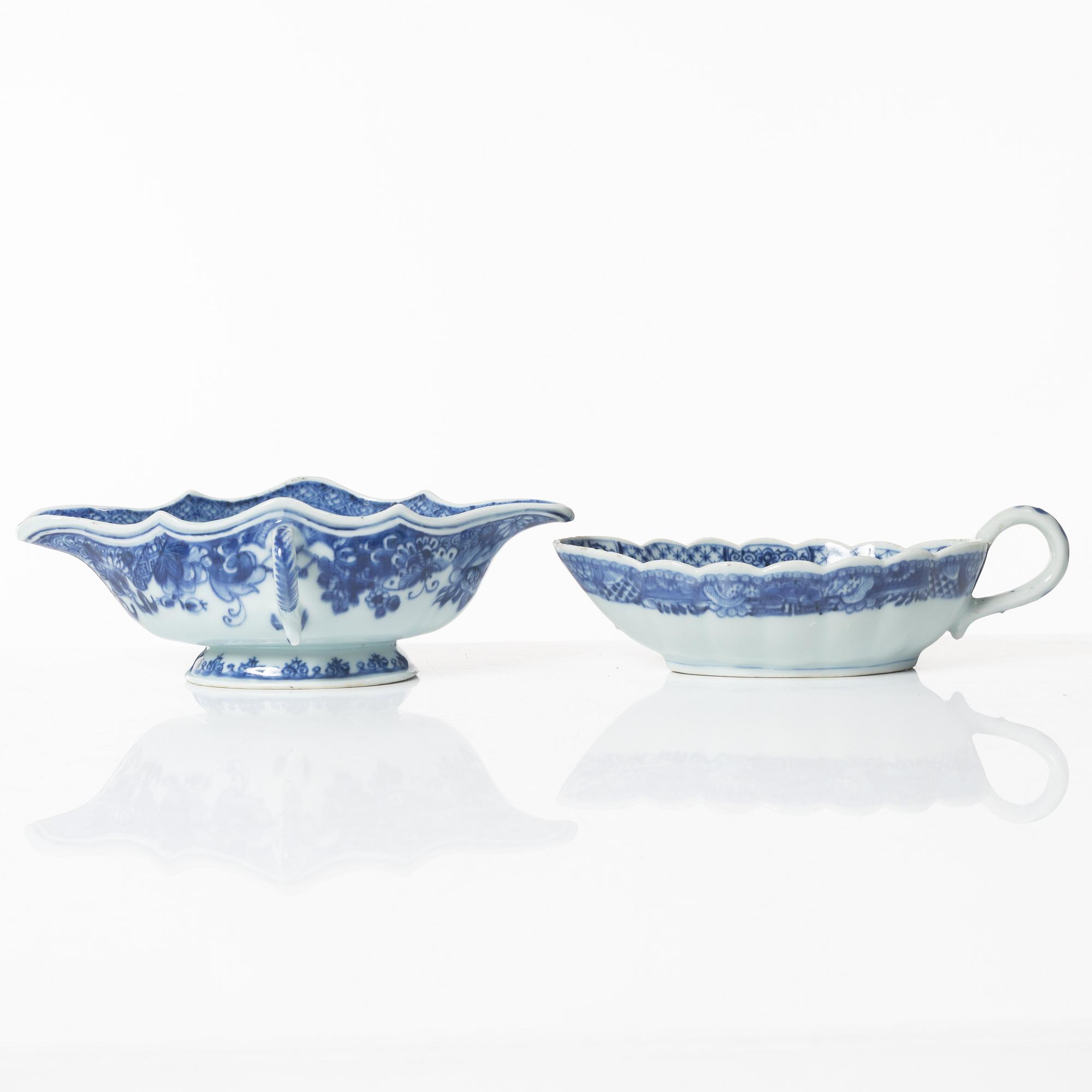 A Chinese blue and white export porcelain sauce boat and a sauce bowl, Qing dynasty, Qianlong (1736-95).