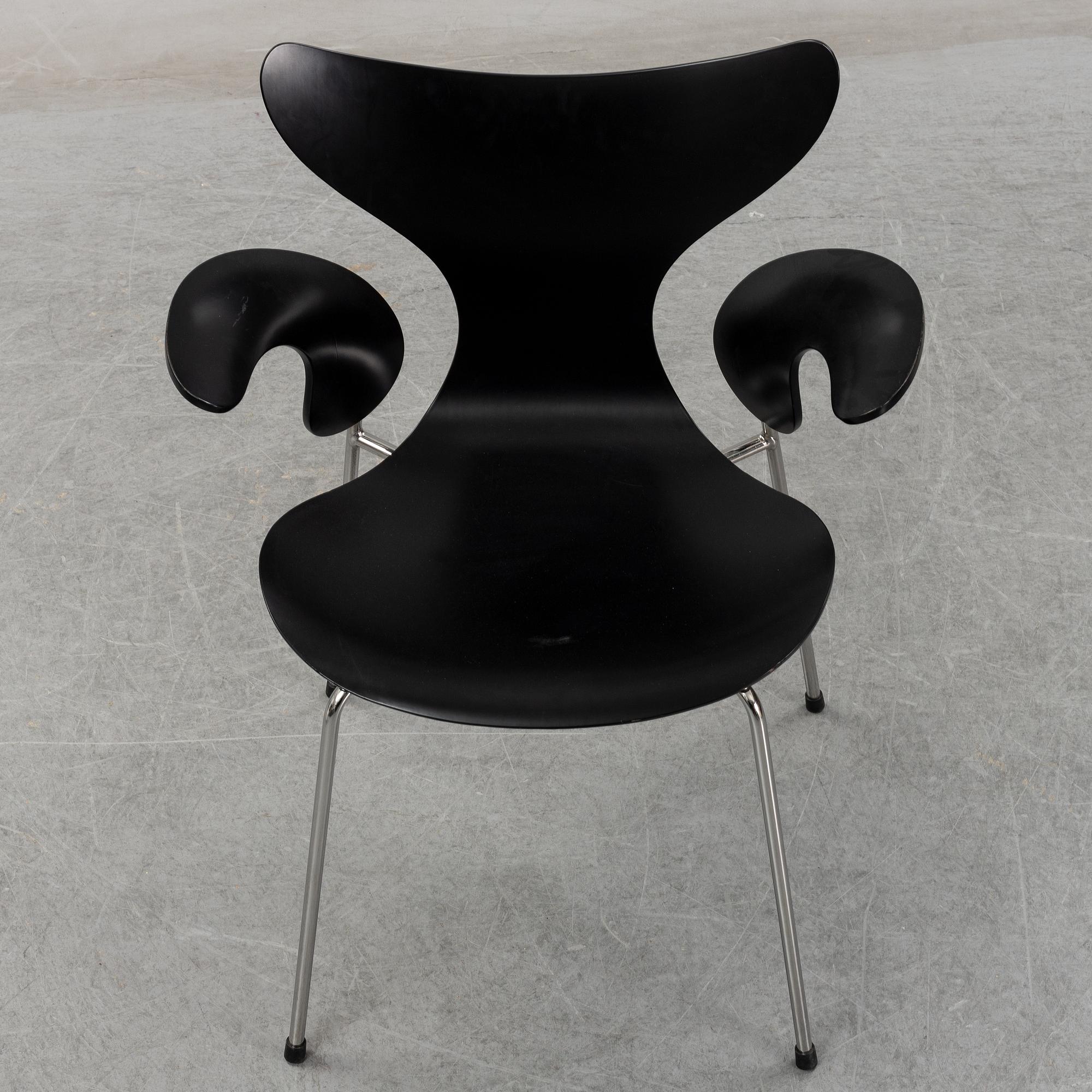 Arne Jacobsen, a pair 'Seagull' chairs, Fritz Hansen, Denmark, 2008.