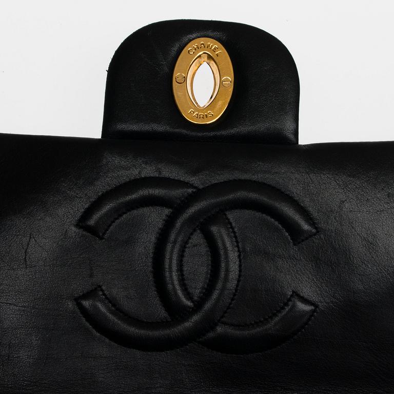 VÄSKA, "Timeless Classic Maxi Flap", Chanel.