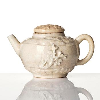 Skålar två stycken, vitglaserade samt kanna med lock, keramik, 1600-/1700-tal.