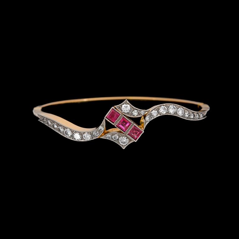 ARMRING, carréslipade rubiner och briljantslipade diamanter, tot. ca 1.70 ct, ca 1950-tal.