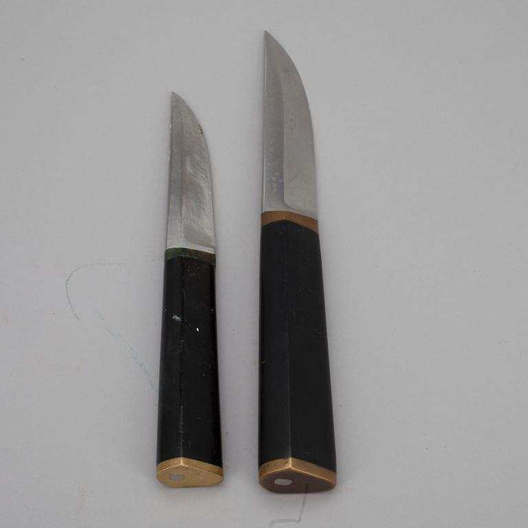 PUUKKO-KNIVAR, 2 st, rostfritt stål, nylon och mässing, Tapio Wirkkala, Hackman Finland, formgiven 1961.