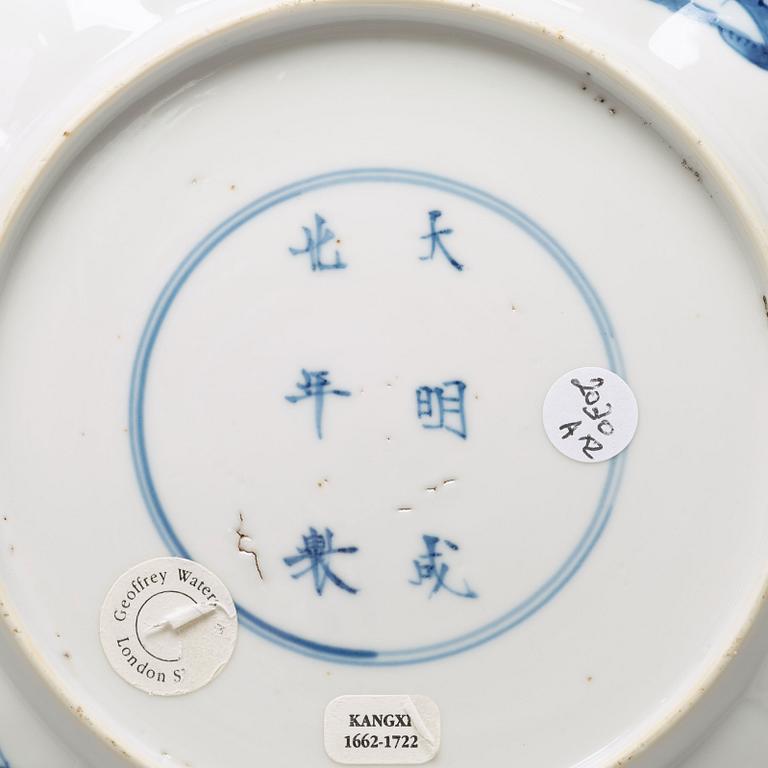 A pair of blue and white shallow plates, Qing dynasty, Kangxi (1662-1722).