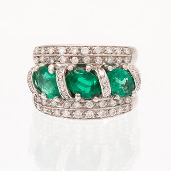 Ring 18K vitguld och ovalt fasettslipade smaragder samt briljantslipade diamanter.