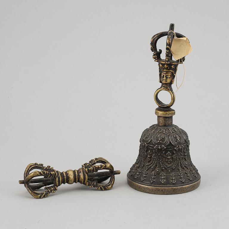 A Tibetan bronze bell/ghanta and vajra, 19th century.