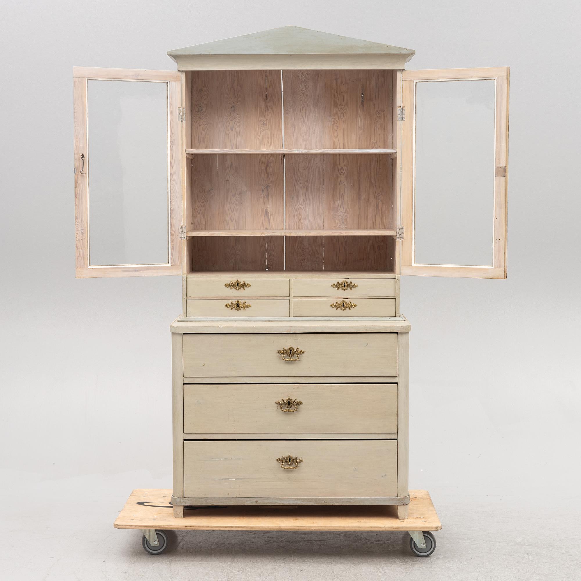 Display cabinet, 19th century.