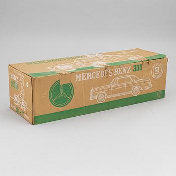 A scale tin model of a Mercedes-Benz 300 SE by Ichiko, in a box.