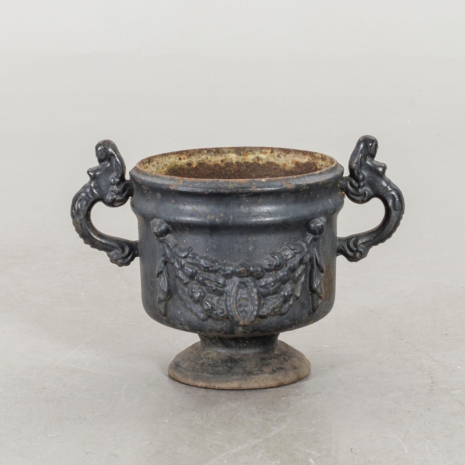 TRÄDGÅRDSURNA / YTTERFODER, gjutjärn, 1900-talets första hälft.