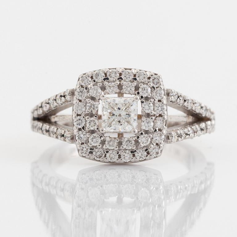 Ring med  prinsesslipad och briljantslipade diamanter, totalt 1,06 ct, med GIA dossier.