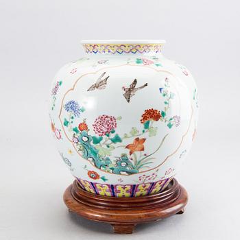 A Chinese porcelain vase, Modern manufactory.