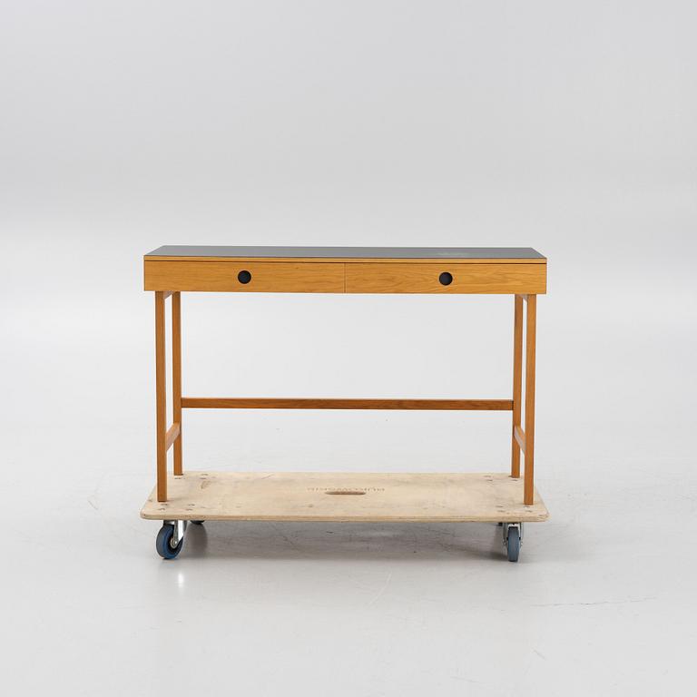 Sara Larsson, a "Mind" desk, for A2.