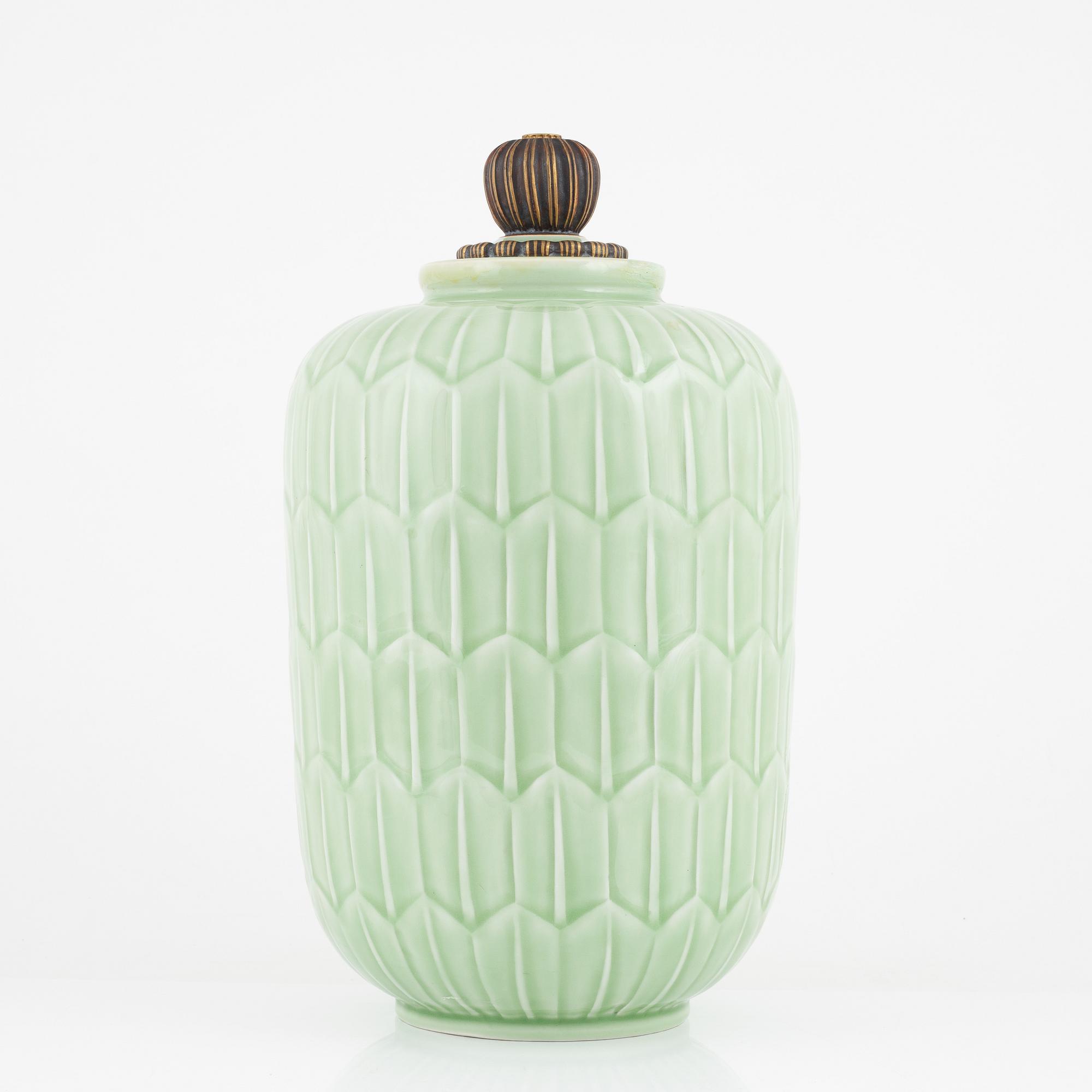 Gunnar Nylund, a porcelain jar with cover, Rörstrand 1930-40s.
