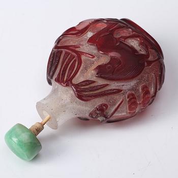 A peking glass snuff bottle with stopper, Qing dynasty, 19th Century.