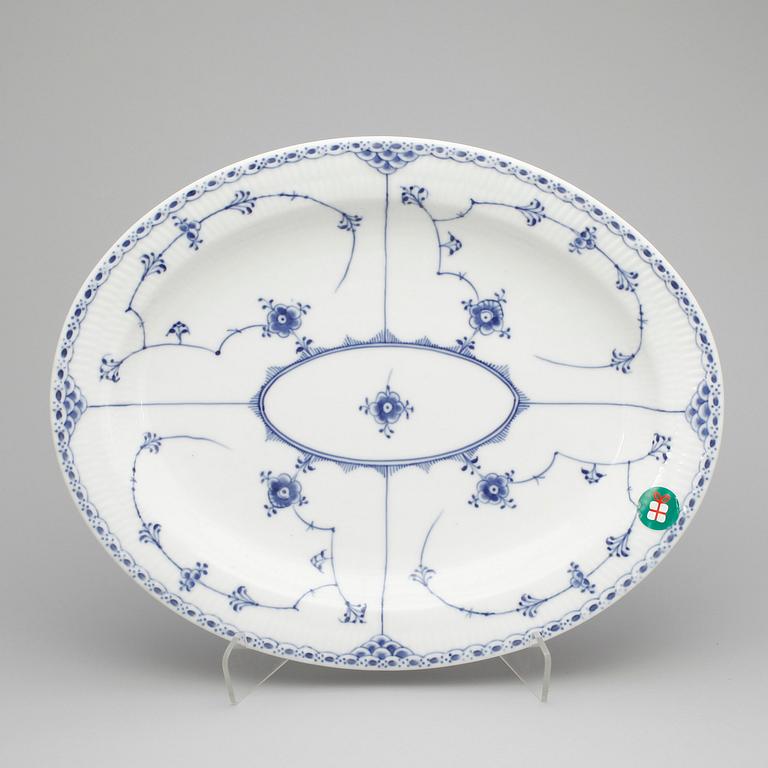SERVISDELAR, 27 delar, "Musselmalet", Royal Copenhagen, 1900-talets.