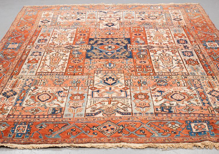 Matto, antique Heriz, ca 334 x 271-276 cm ( ca 1-4 cm flat weave at the ends).