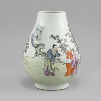 VAS, porslin, Kina. Modern tillverkning.