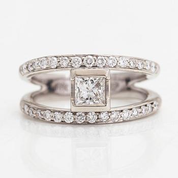 Ring, 14K vitguld med en prinsesslipad diamant ca 0.50 ct och sidodiamanter totalt ca 0.30 ct.