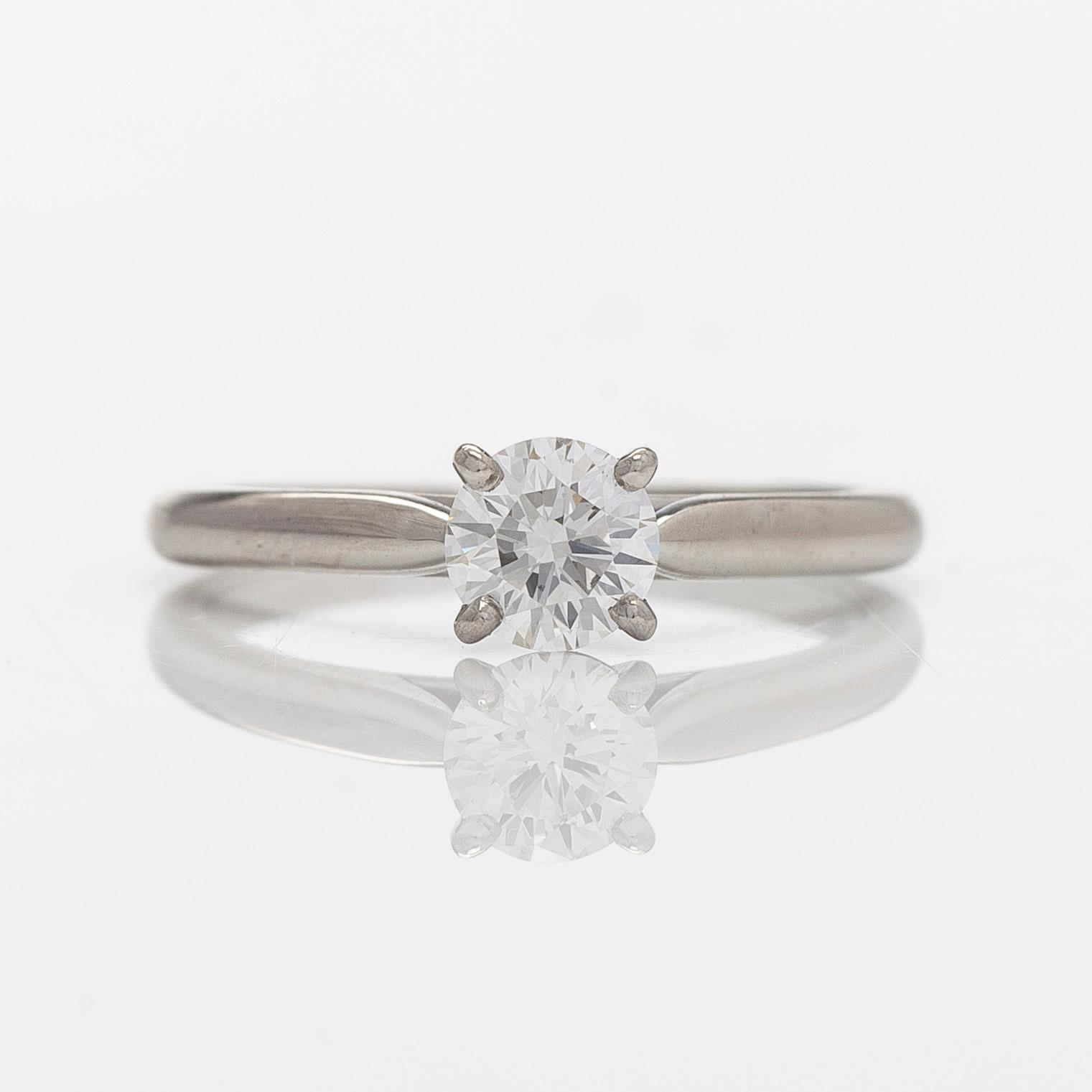 Cartier, ring, platina med briljantslipad diamant ca 0.46 ct. Med GIA dossier.