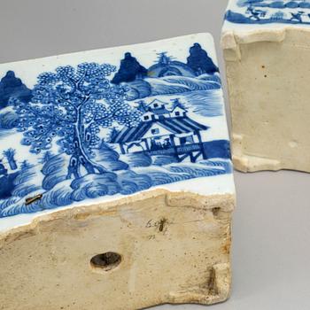 A pair of blue and white dishes, Qing dynasty, circa 1900.