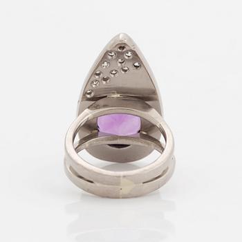 An 18K white gold ring set with a faceted amethyst weight ca 6.00 cts.