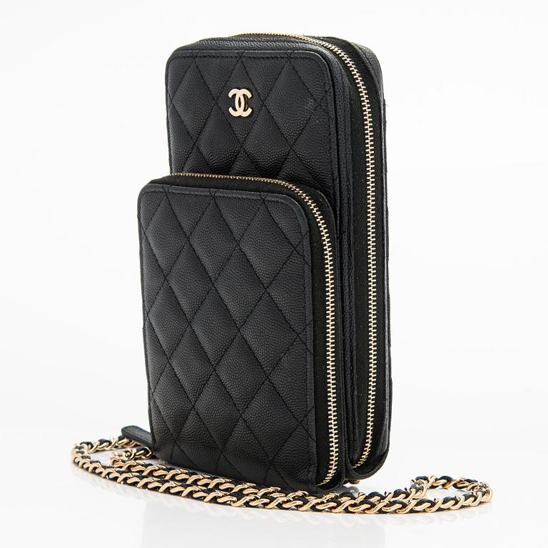 Chanel, "O-porte tel a chaine" väska, 2020.