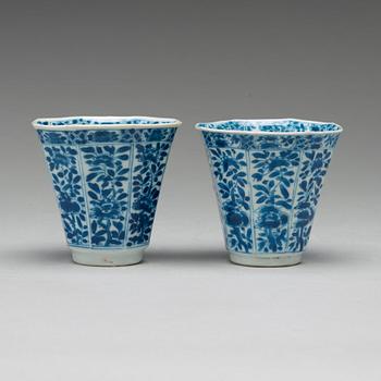 A pair of blue and white cups with stands, Qing dynasty, Kangxi (1662-1722).