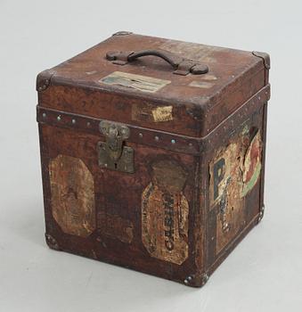 1385. A early 20th cent brown leather trunk by Louis Vuitton.