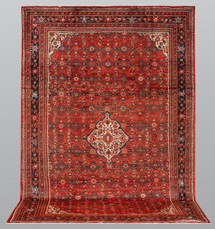 A carpet, Hamadan, ca 314 x 216 cm.