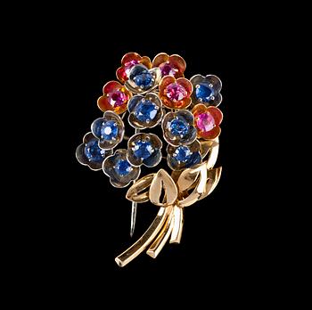 1097. BROSCH, Cartier, blå och rosa safirer fattade i blombukett. 1960-tal.