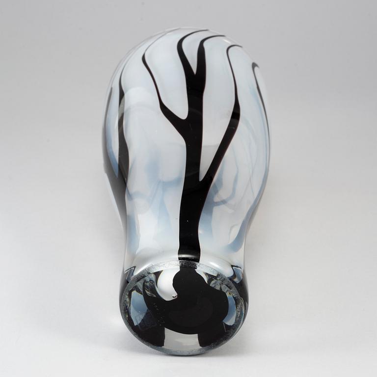 VICKE LINDSTRAND, a glass vase from Kosta, 1950's.