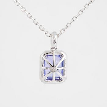 An 18K white gold necklace set with a faceted tanzanite.