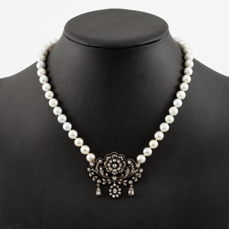 Collier/brosch, odlade pärlor, silver med gammalslipade diamanter.