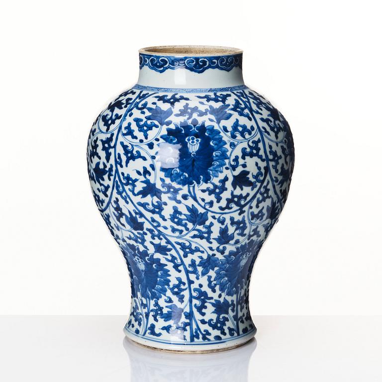 Urna, porslin. Qingdynastin, Kangxi (1662-1722).